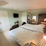 Burton Grange לינה וארוחת בוקר 4*