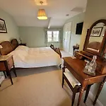 Burton Grange לינה וארוחת בוקר 4*